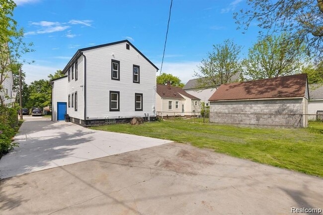 Building Photo - 310 E Harry Ave