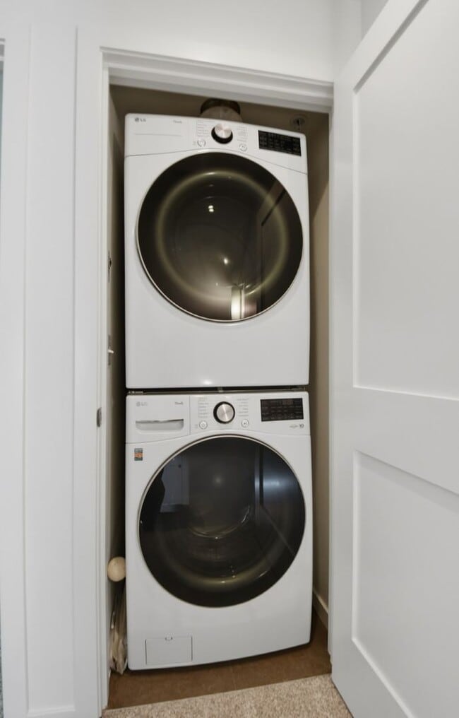 Building Photo - 2Bd/1.75Ba Bellevue Townhome