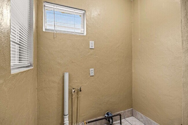 Building Photo - Convenient Living! 3 Bedroom Triplex with Driveway Parking