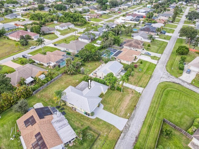 Building Photo - 2074 SE Doverbrook St