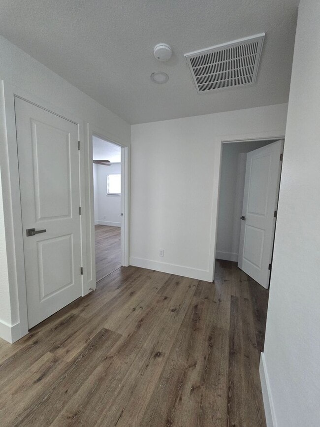 Building Photo - 3 Br 2 BA with extra room in back available now