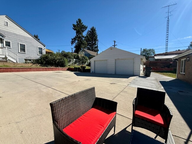 Building Photo - 1304-1308 E Pikes Peak Ave