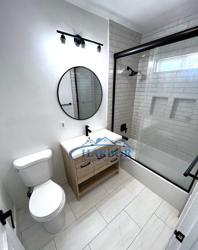 Building Photo - MOVE IN SPECIAL: Spacious 3-Bedroom 1.5 Ba...