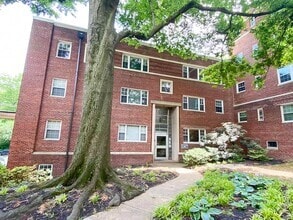 Building Photo - Tastefully Renovated 2 Bedroom 1 Bathroom ...