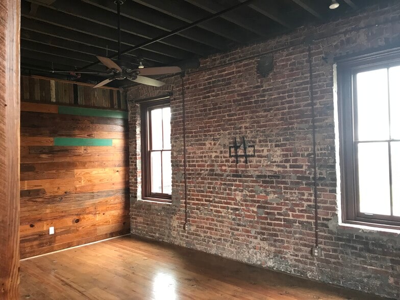Gorgeous brick and timber walls - 558 St Francis St