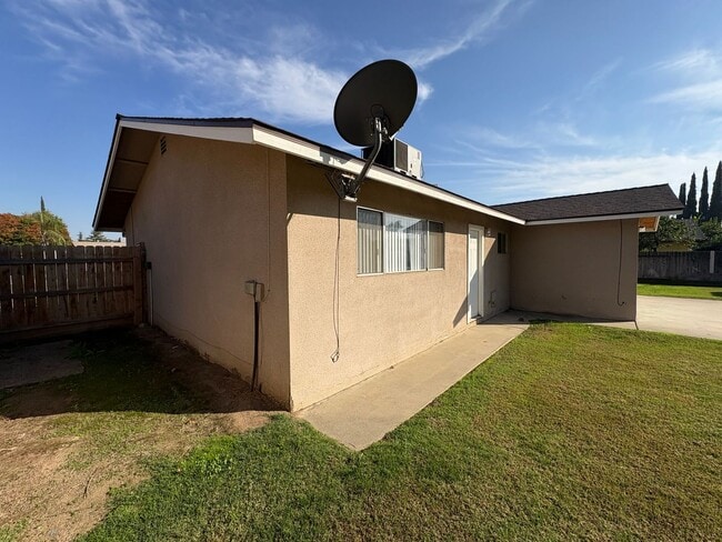 Building Photo - Spacious Home Available Now!