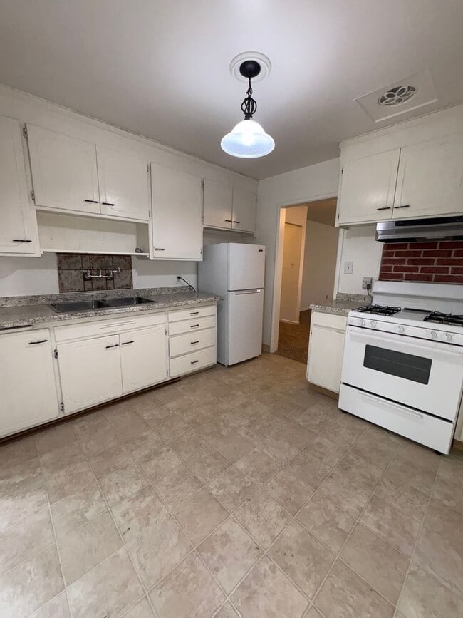 Building Photo - 324 Cottonwood St