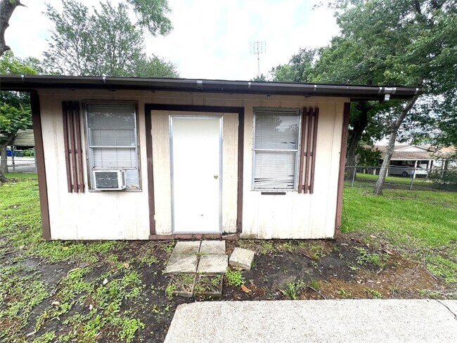Building Photo - 377 State Hwy 75 N