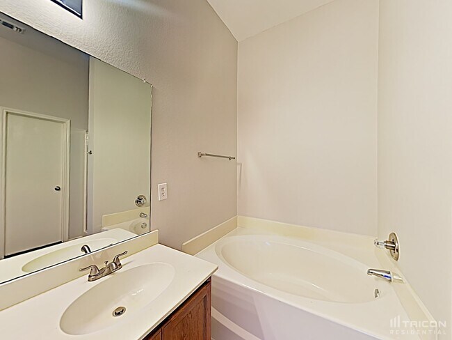 Building Photo - 1701 Bob Dr