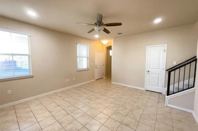 Building Photo - 2880 Donnell Dr