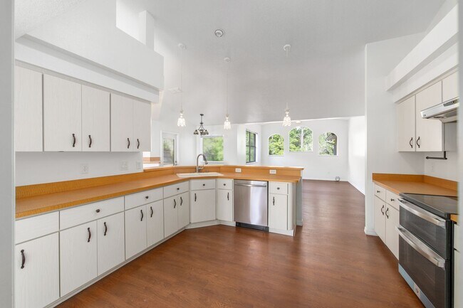 Building Photo - 7860 SW 204th Ave