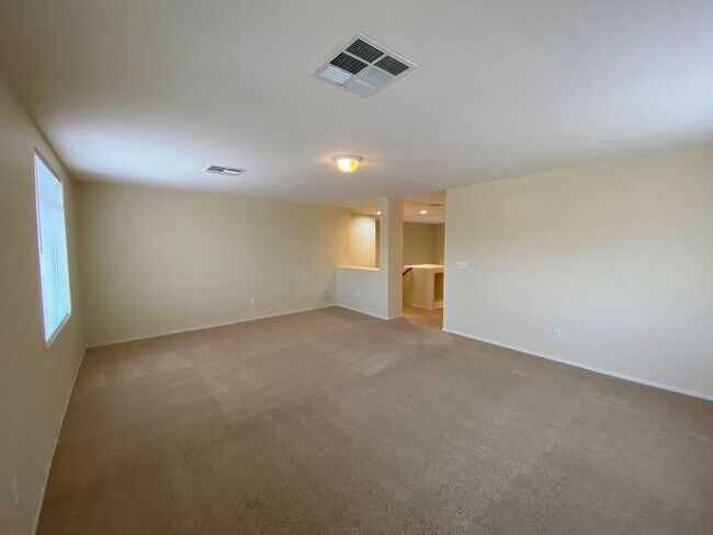Building Photo - Beautiful & spacious home on an oversized ...