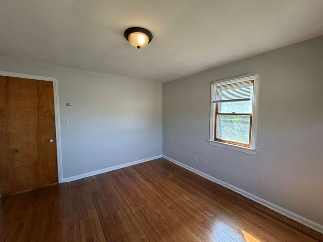 Building Photo - 1482 Dille Rd