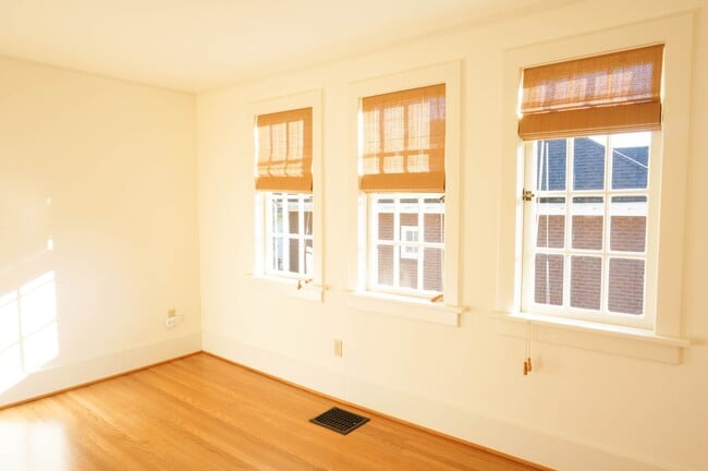 Building Photo - Dream Home in the Southwest Hills! Your Pa...