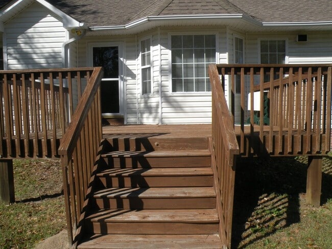 Building Photo - Great home in a desirable neighborhood!