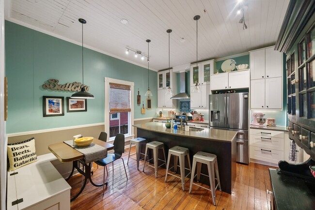 Building Photo - Available NOW! 3 bed + 2 bath bungalow w/ Historic charm in the heart of Durham!