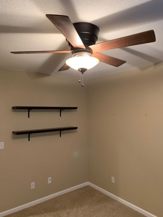 Building Photo - 3 Bedroom 2 Bath Home