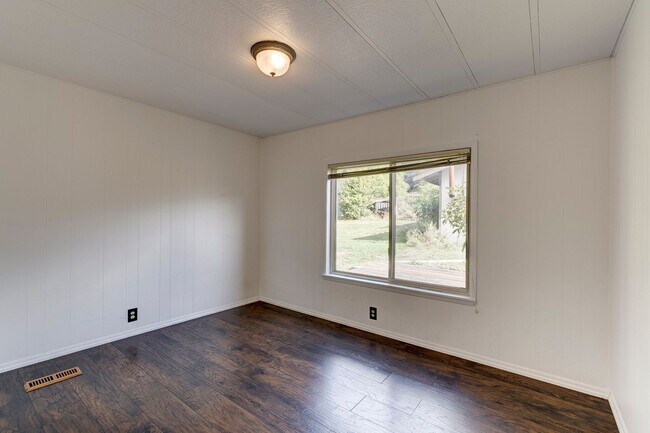 Building Photo - 3 Bed  2 Bath Pet Friendly Home