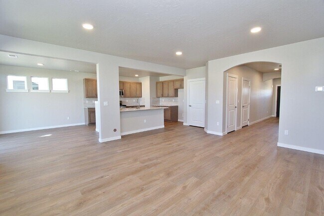 Building Photo - 4032 N Glider Ave