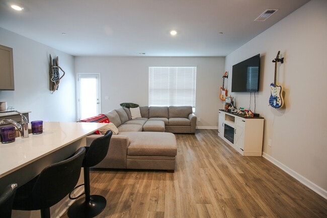 Building Photo - 220 Dale Mires Ln