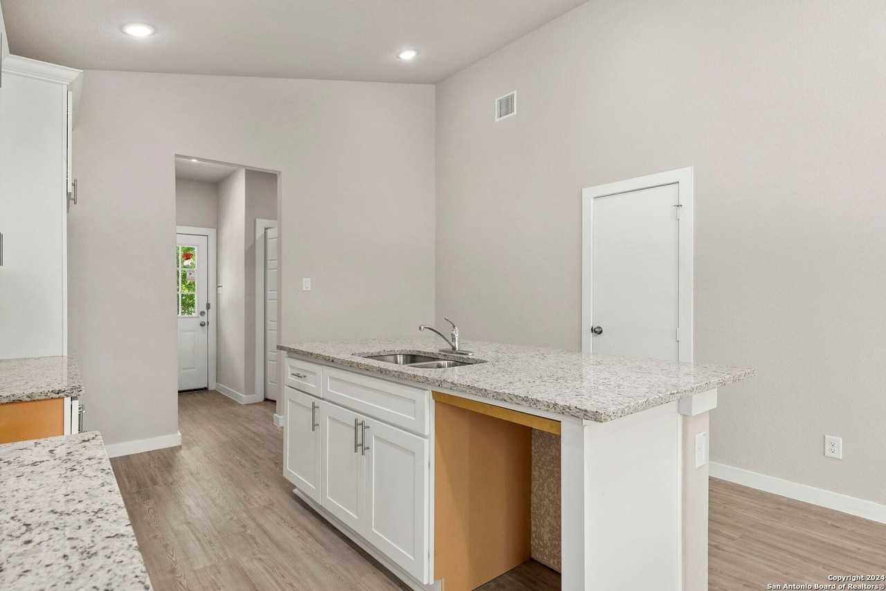 Building Photo - 510 Carol Crest St