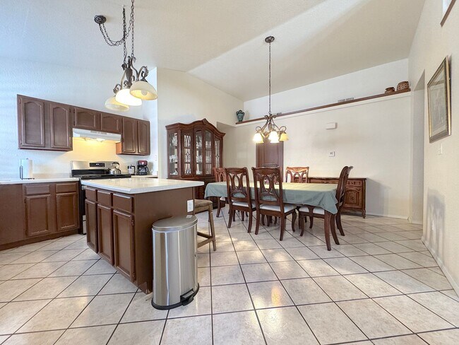 Building Photo - East El Paso 3bed/2bath Refrig A/C!