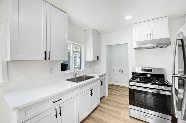 Building Photo - Newly Remodeled 1 Bedroom / 1 Bath Bungalow-style in the Heart of Hollywood!