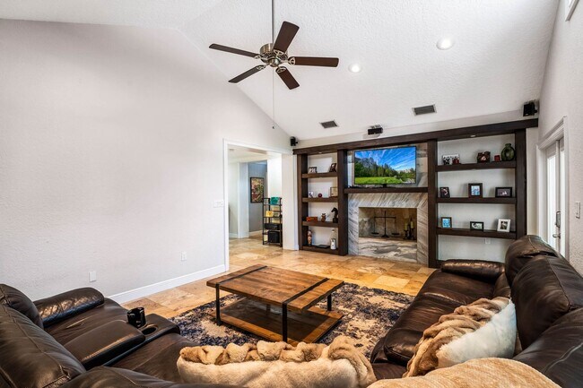 Building Photo - Hourglass District ~ Gorgeous 3/2.5 home w...