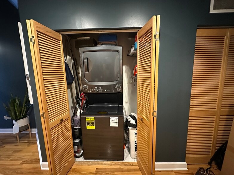 Building Photo - 221 E Cullerton St