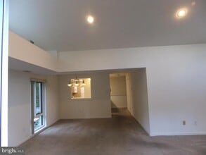 Building Photo - 1700 Oakwood Terrace