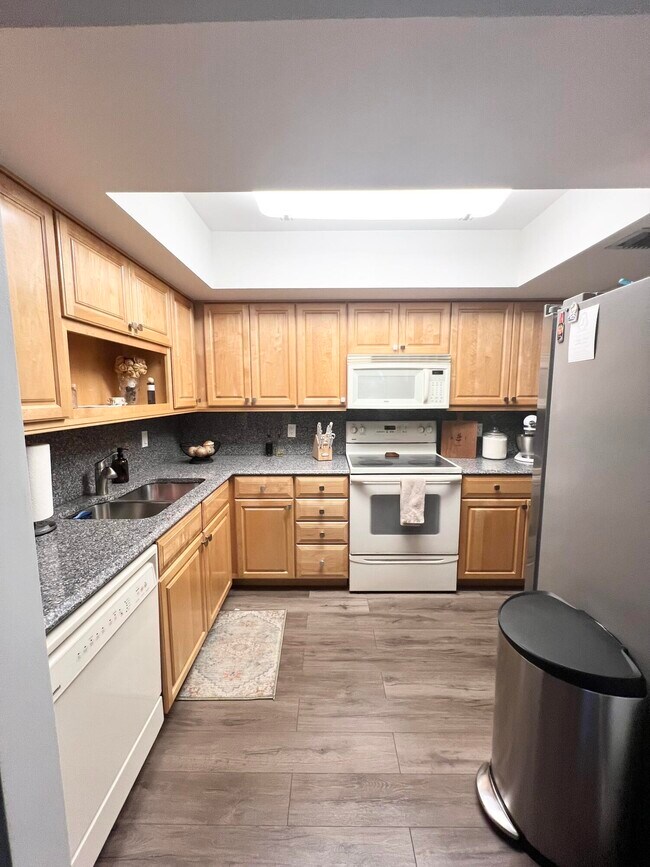 Building Photo - 1660 12 Oaks Way