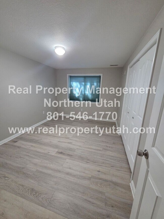 Building Photo - Updated 5 Bed 5 Bath Layton House Available!