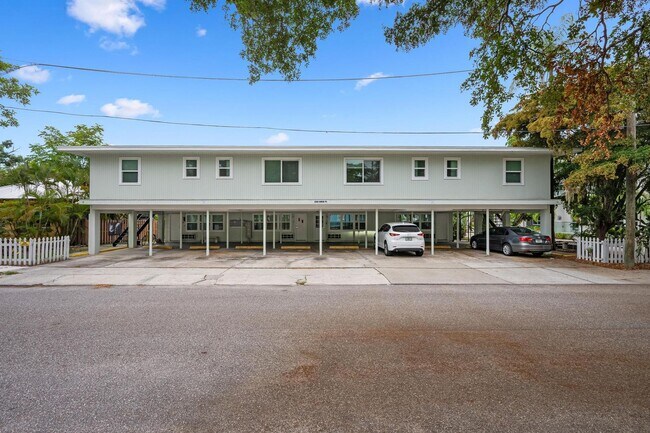 Building Photo - BEAUTIFULLY UPDATED 1 BEDROOM, 1 BATHROOM FIRST FLOOR CONDO LOCATED IN THE HIGHLY SOUGHT AFTER DO...