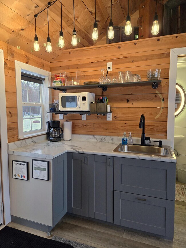 Building Photo - Forest Lake