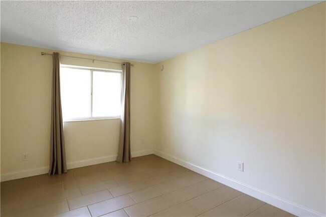 Building Photo - 2640 S University Dr