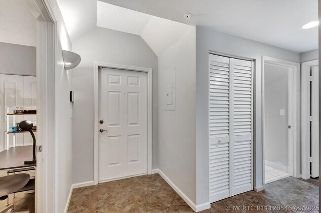 Building Photo - 300 Uno Lago Dr