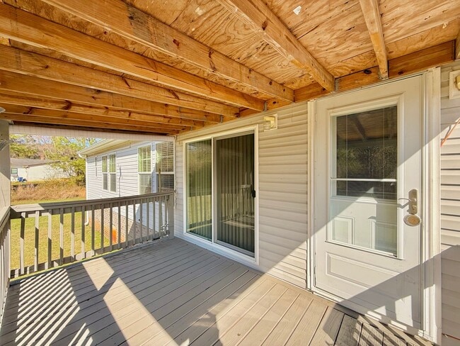 Building Photo - Lovely spacious home-3 bedroom-2 bathrooms-all appliances