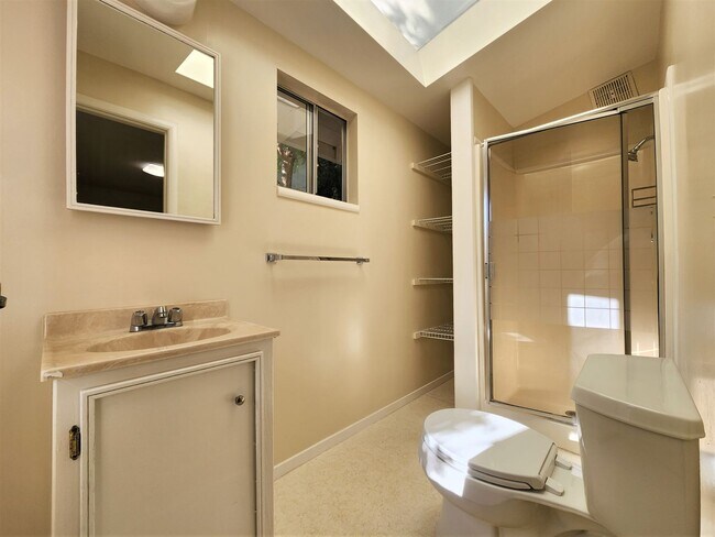 Building Photo - Charming three-bedroom, two-bath home in Midtown Palo Alto.