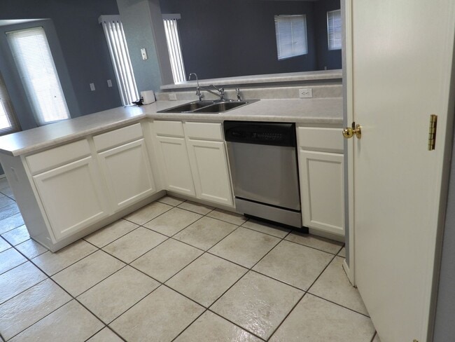 Building Photo - 5 bedroom 3 bath