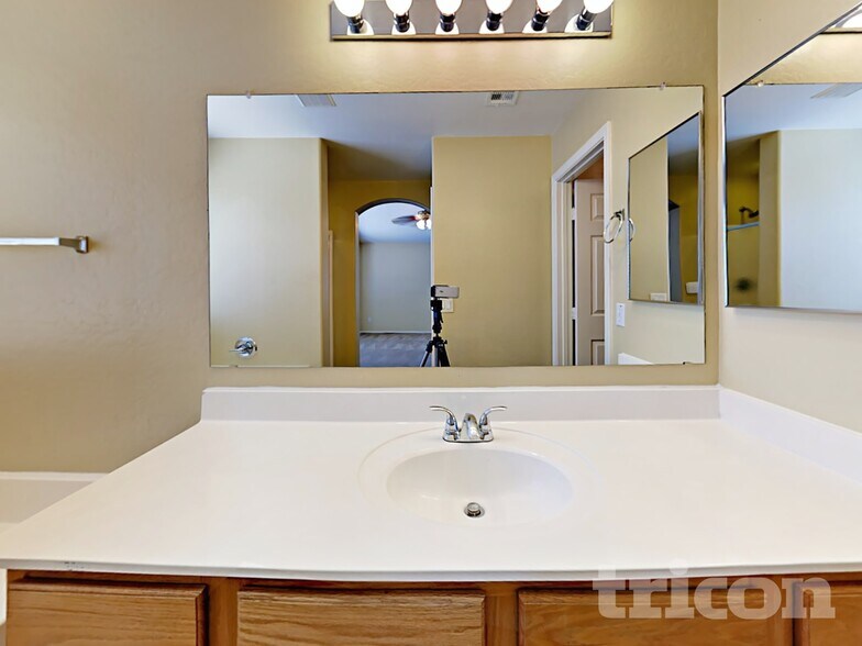 Building Photo - 17271 W Ashley Dr