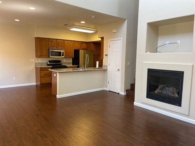 Building Photo - 2 Bedroom / 2.5 Bathroom Reno Home