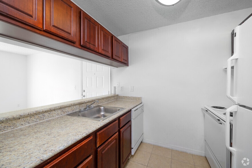 2BR, 1BA -755SF - Kitchen - Winchester Gardens
