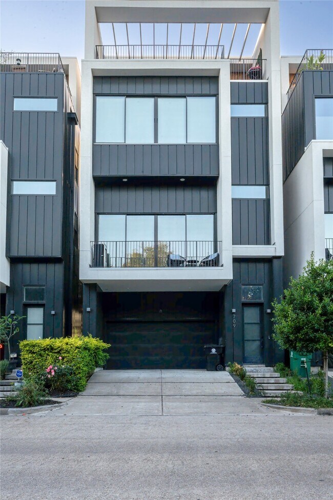 Building Photo - 709 Memorial Heights Dr