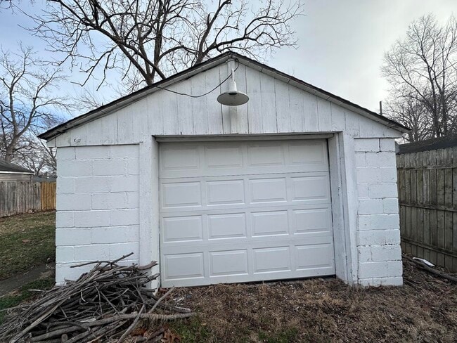 Building Photo - 225 Grace-