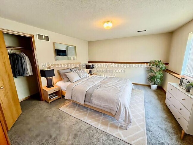 Building Photo - A Bright, Comfortable Split-Level Home in a Convenient Raymore Location