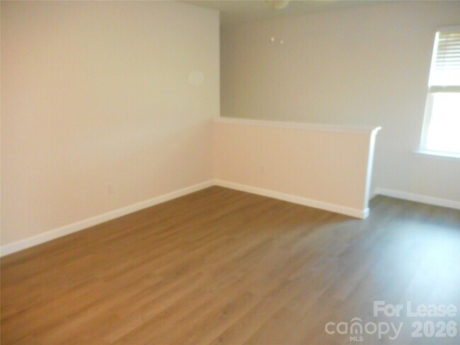 Building Photo - 3058 Eastcott Ave