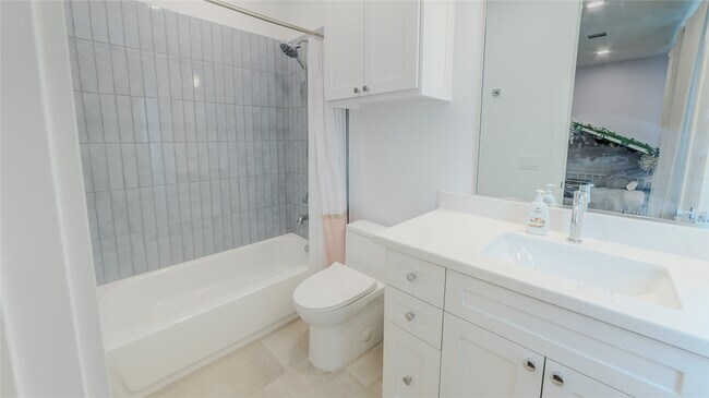 Building Photo - 974 W 43rd St