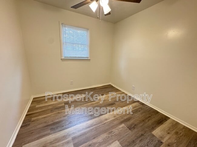 Building Photo - 323 Tennant Ave