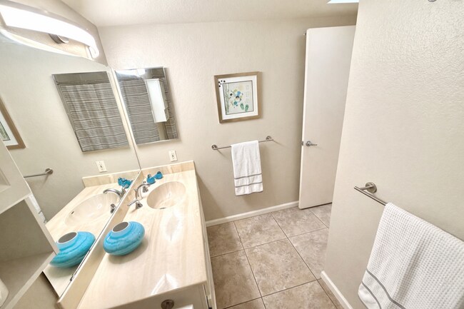 Building Photo - 2bd townhouse in Winterhaven