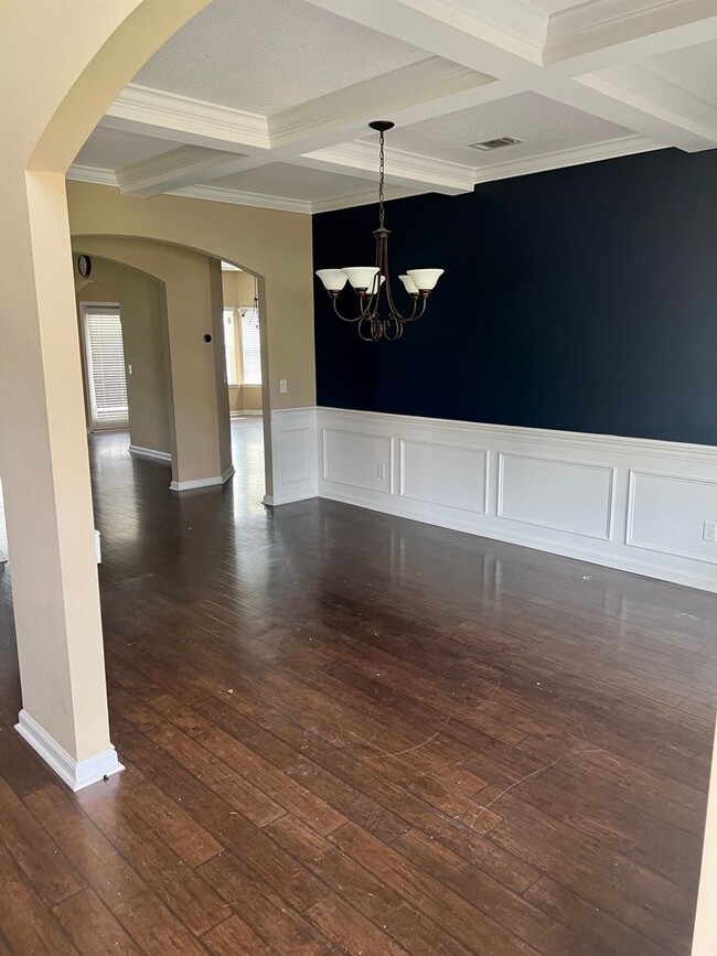 Building Photo - 639 Red Oak Ln